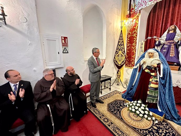 El presidente de la Diputación de Málaga, Francisco Salado, entrega la Medalla de la institución a María Santísima de los Desamparados de Vélez-Málaga.
