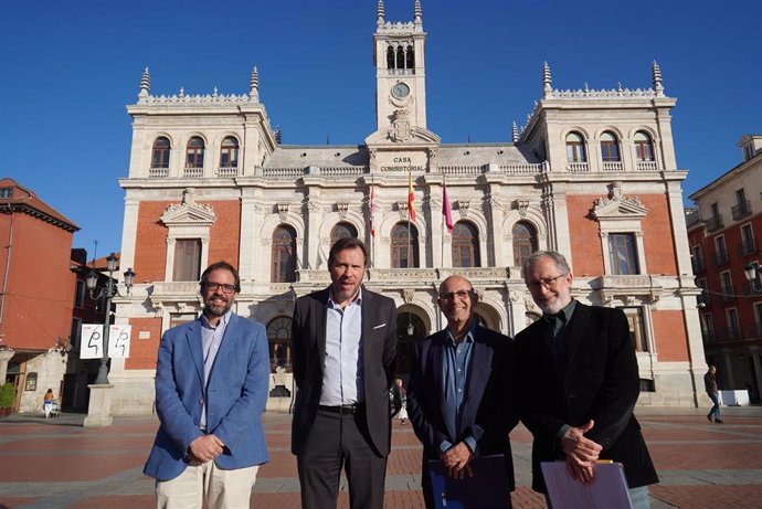 Archivo -  Álvaro Fernández Heredia (a la izquierda), junto al alcalde de Valladolid, Óscar Puente, y los concejales Luis Vélez y Manuel Saravia.