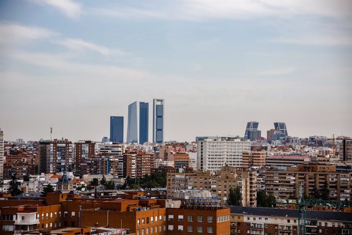 Archivo - Vista de las Cuatro Torres Business Area y las Torres Kio desde el Faro de Moncloa, a 19 de septiembre de 2022, en Madrid, (España). Con forma de platillo volante y un ascensor de 110 metros de altura, el faro fue construido en 1992 como torre