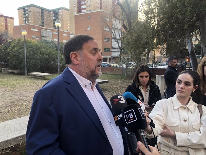 El presidente de ERC Oriol Junqueras en declaraciones a la prensa ante de un acto en L'Hospitalet de Llobregat (Barcelona).