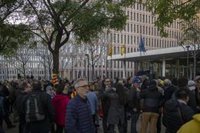 Más de 250 personas cortan la Gran Vía ante la Ciutat de la Justícia en apoyo a Ponsatí