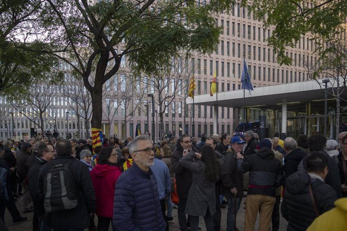 Decenas de personas se concentran contra la detención de la eurodiputada y exconsellera de la Generalitat Clara Ponsatí mientras está detenido en la Ciutat de la Justícia, a 28 de marzo de 2023, en Barcelona, Cataluña (España). Un mosso d'esquadra de pa