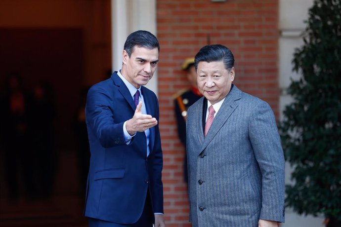Archivo - El presidente de Gobierno, Pedro Sánchez, recibe al presidente chino, Xi Jinping, en el Palacio de la Moncloa durante la visita de Estado de 2018