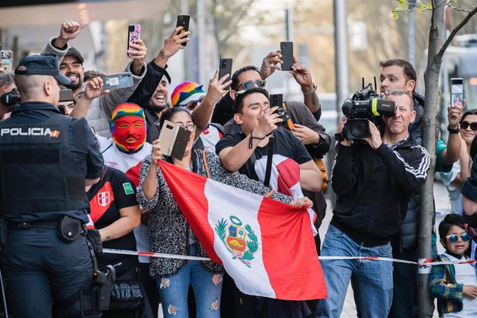 Agentes de policía y aficionados frente al NH Collection Eurobuilding, a 28 de marzo de 2023, en Madrid (España). Varios jugadores de la selección de fútbol de Perú se enfrentaron en la noche de ayer, 27 de marzo, a agentes de la Policía Nacional en los