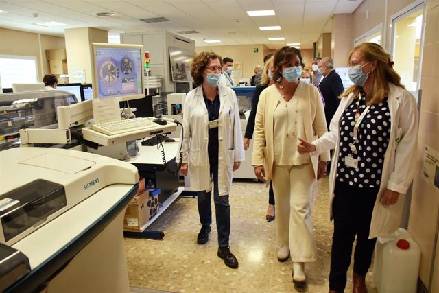 La consejera de Salud y Consumo de la Junta de Andalucía, Catalina García, visita el secuenciador genómico del Hospital Costa del Sol.