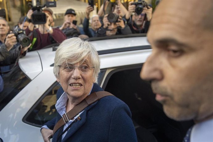 La exconsellera de Educación de la Generalitat Clara Ponsatí es detenida en la plaza Catalunya de Barcelona