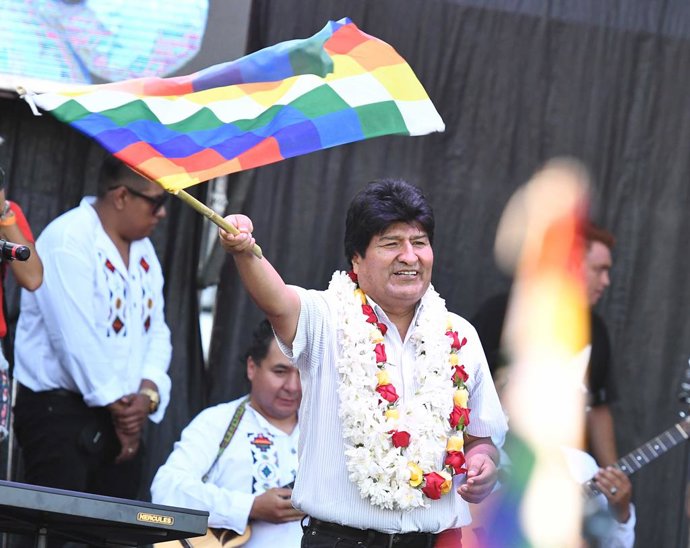 Archivo - 22 January 2020, Argentina, Buenos Aires: Former Bolivian president Evo Morales carries a Whipala flag, symbol of the Plurinational State of Bolivia, during a ceremony at the Nueva Espana stadium to mark the anniversary of naming Bolivia the "
