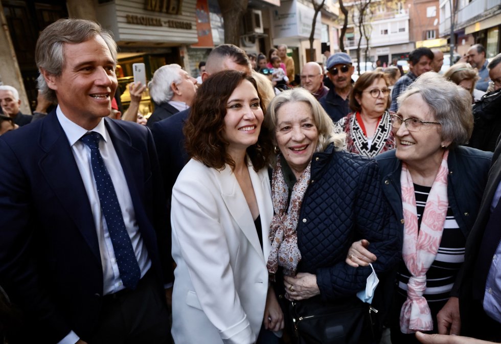 Ayuso y González Terol realizan una visita juntos por las calles Alcorcón 
