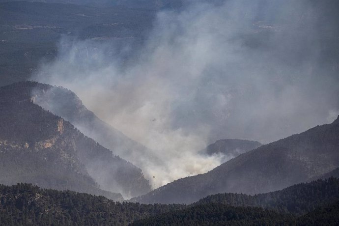 Columnas de humo en el barranco de la Maigmona, donde está ahora el foco más peligroso del incendio forestal,  a 26 de marzo de 2023, en Castellón