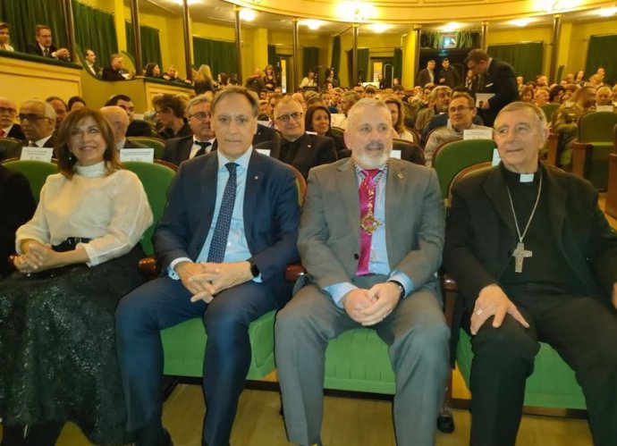 El alcalde de Salamanca y pregonero de la Semana Santa en la ciudad, Carlos García Carbayo, segundo por la izquierda, junto a la presentadora del pregonero, Isabel Bernardo, el presidente de la Junta de Semana Santa, Francisco Hernández, y el obispo de 