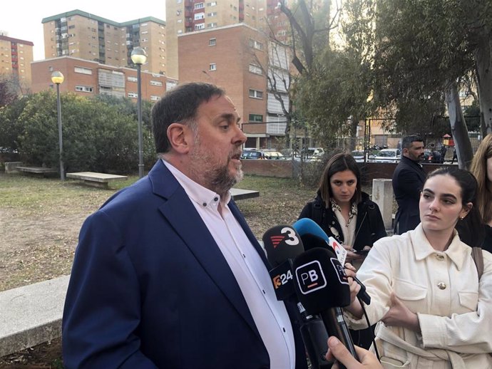 El president d'ERC Oriol Junqueras en declaracions a la premsa davant d'un acte a L'Hospitalet de Llobregat (Barcelona).