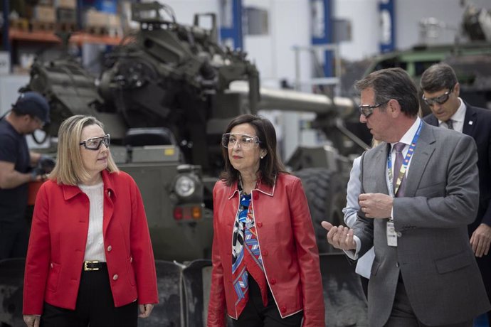 La ministra de Defensa, Margarita Robles (c) durante su visita a los tanques Leopard en la planta de Santa Bárbara Sistemas. A 23 de marzo de 2023, en Sevilla (Andalucía, España). La ministra de Defensa, Margarita Robles ha visitado hoy jueves, la fábri