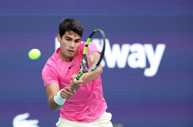 El tenista español Carlos Alcaraz golpea una bola en el Masters 1.000 de Miami de 2023