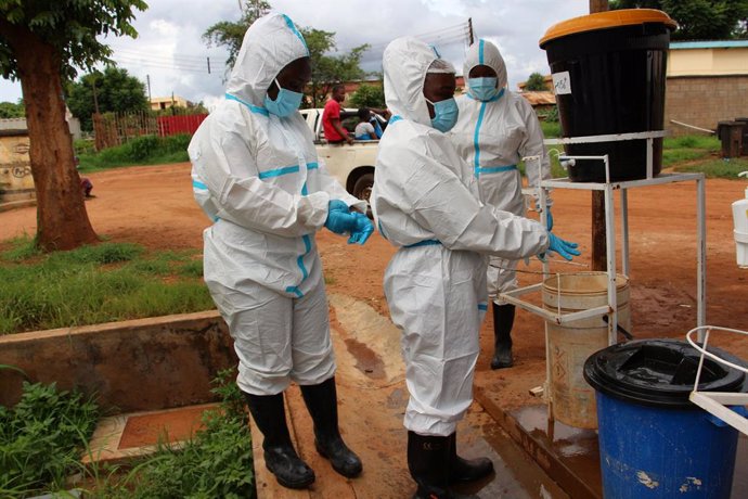 Archivo - LILONGWE, Jan. 21, 2023  -- Environmental officers disinfect themselves after disinfecting a body at Bwaila hospital in Lilongwe, Malawi, Jan. 17, 2023. As of Thursday, Malawi has recorded 27,501 confirmed cholera cases and 899 deaths since th