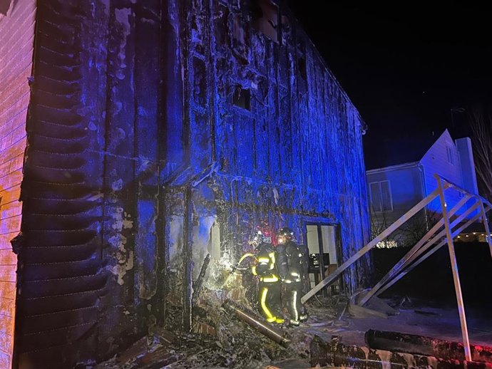 Bomberos Madrid apagando el fuego en una vivienda dde Villanueva de la Cañada