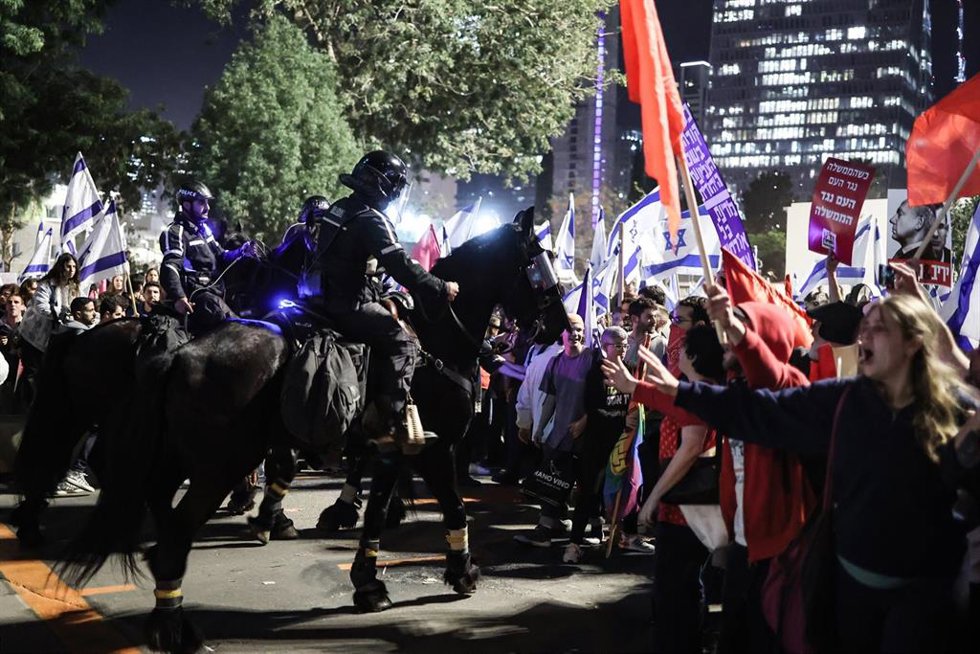 La Policía de Israel dispersa una manifestación contra el Gobierno de Benjamin Netanyahu en Tel Aviv