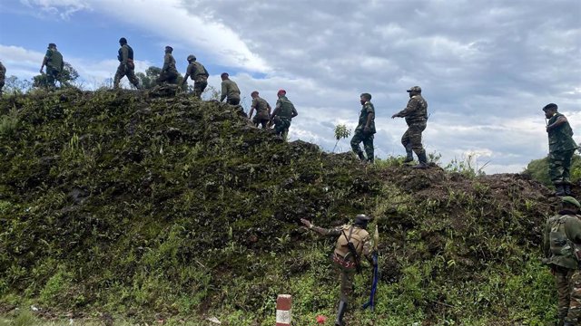 Archivo - Soldados del Ejército de República Democrática del Congo (RDC) patrullando cerca de Kibumba