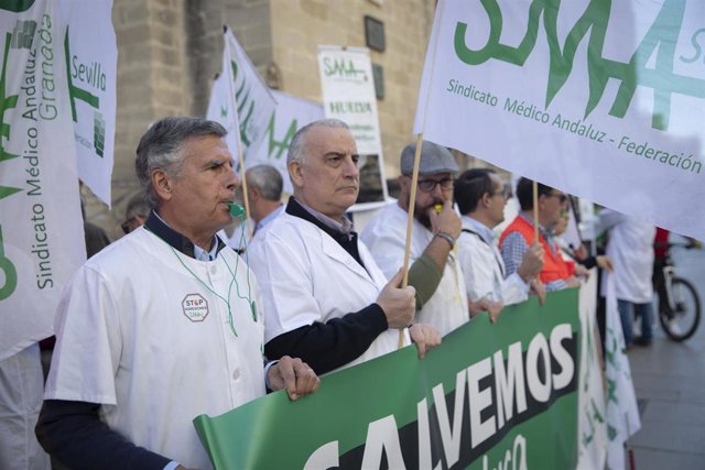 Médicos de Atención Primaria durante una concentración del Sindicato Médico Andaluz.
