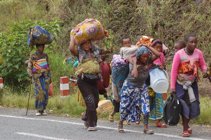 Archivo - Una familia congoleña huyendo de los combates entre el grupo rebelde Movimiento 23 de Marzo (M23) y el Ejército de la República Democrática del Congo (RDC) cerca de la ciudad de Goma, capital de la provincia Kibu Norte