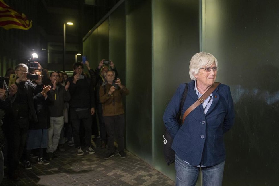 La exconsellera de Educación de la Generalitat Clara Ponsatí sale en libertad provisional de la Ciutat de la Justícia, a 28 de marzo de 2023, en Barcelona, Cataluña (España). La exconsellera Clara Ponsatí ha salido en libertad provisional tras pasar a