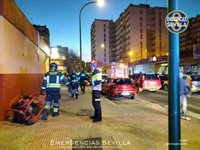 Atendido un varón de 63 años por inhalación de humo tras incendiarse un local en Sevilla
