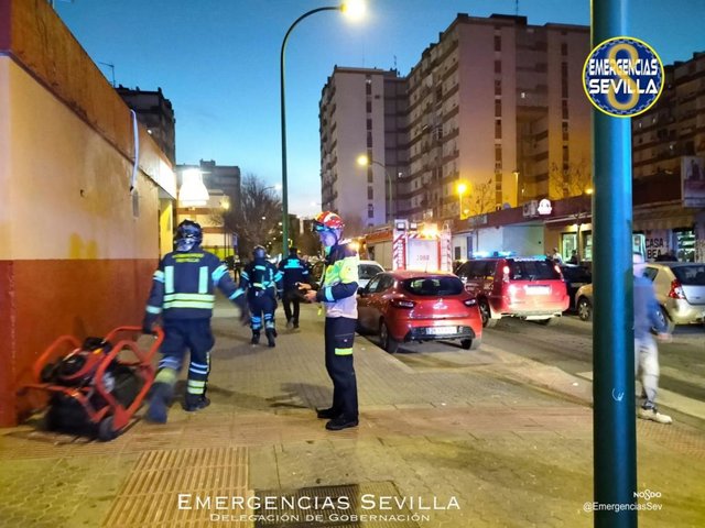 Efectivos de los Bomberos en la calle José Bermejo, en el Distrito Macarena Norte.