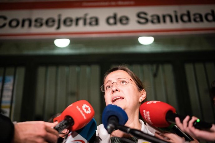 La portavoz de AMYTS, Ángela Hernández, atiende a los medios frente a la Consejería de Sanidad,