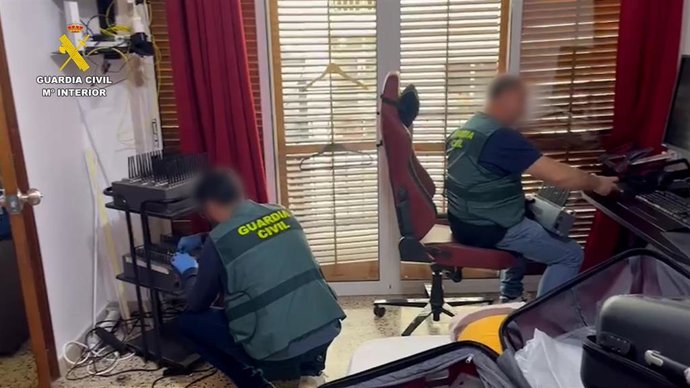 La Guardia Civil interviene material destinado a realizar estafas tecnológicas en la operación 'Alhedizos'.