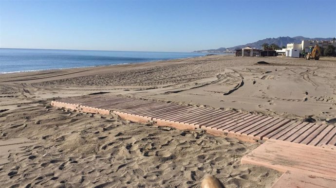 Acondicionamiento de las playas de Vera (Almería) para la Semana Santa.