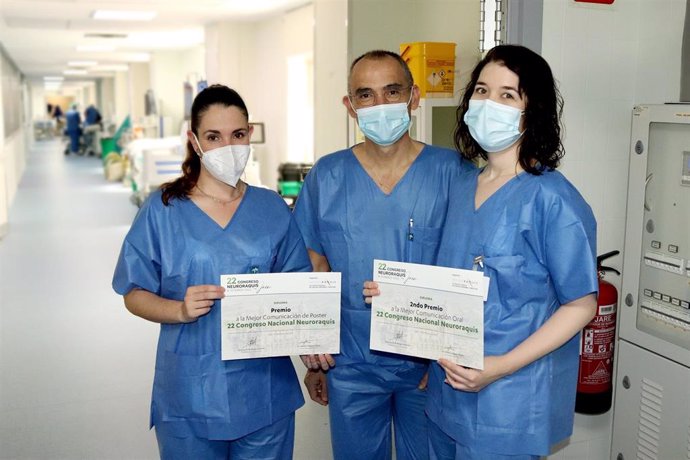 El doctor Valencia junto a las doctoras que han recibido los premios: Cristina Romero y Ángeles Cañizares.