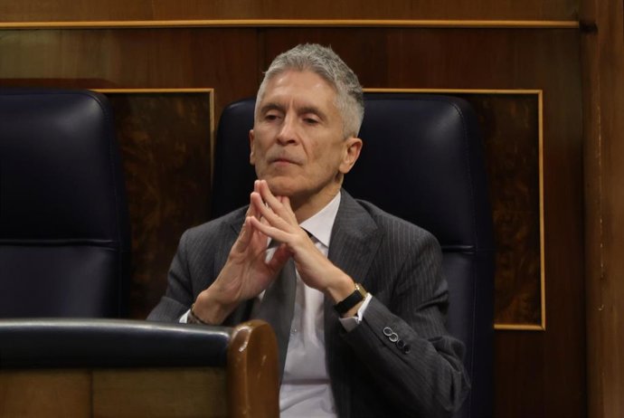 El ministro de Interior, Fernando Grande-Marlaska, durante una sesión plenaria, en el Congreso de los Diputados, a 29 de marzo de 2023, en Madrid (España).  La ministra de Defensa comparece para explicar la ayuda militar de España a Ucrania y la decisió
