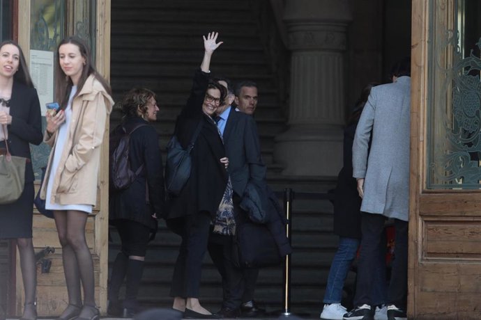 La consellera de Acción Exterior, Meritxell Serret, saluda a su entrada en el TSJC para ser juzgada por presunta desobediencia el 1-O, a miércoles 29 de marzo de 2023, en Barcelona, Catalunya (España)