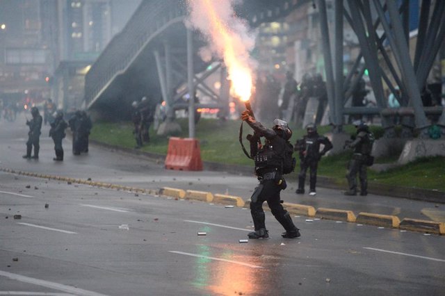 Archivo - Despliegue policial durante unas protestas en Bogotá, Colombia