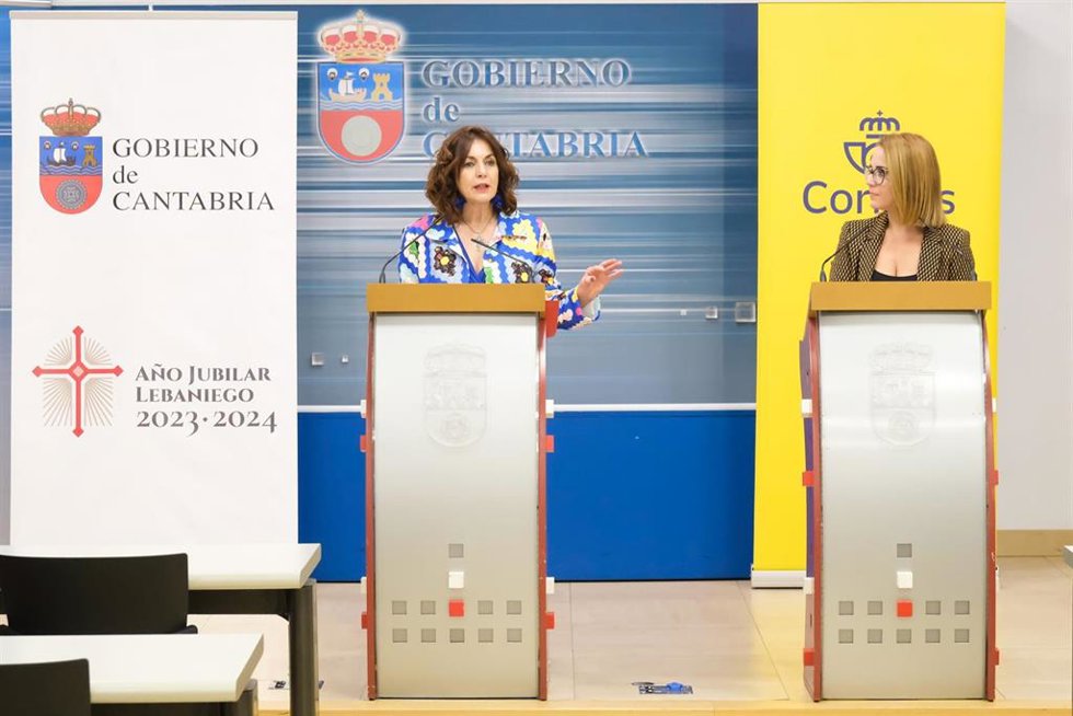 La consejera de Economía y Hacienda, Ana Belén Álvarez, y la directora de Relaciones Institucionales de Correos, Nuria Lera, informan sobre un nuevo método de pago de tributos autonómicos