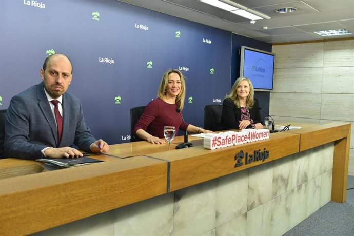La directora general de Igualdad Emilia Fernández ha participado en una rueda de prensa junto con la directora general de Fondos Europeos y de la Oficina en Bruselas, Cristina Peña, y el director general de Justicia e Interior, Jorge Medel