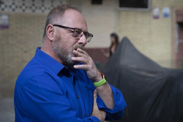 Archivo - El padre de Marta, Antonio del Castillo ante la puerta de su domicilio