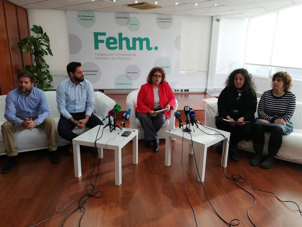 La vicepresidenta ejecutiva de la FEHM, María José Aguiló, durante la rueda de prensa acompañada de la directora de Deixalles y la responsable del área ambiental, Xesca Martí y Maria Suau, y los cofundadores de Enovam, Carlos Vidal y Magí Prats.