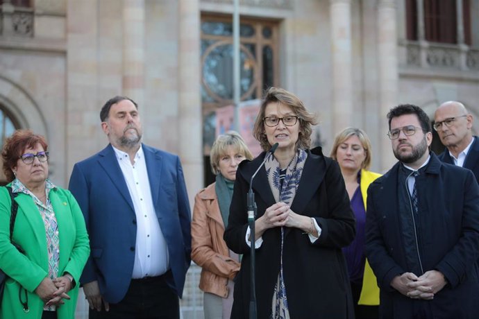 La consellera de Acción Exterior, Meritxell Serret, atiende a los periodistas junto al presidente de la Generalitat, Pere Aragons, el líder de ERC, Oriol Junqueras, la vicepresidenta primera del Parlament, Alba Vergés, y los exconsellers Romeva y Bassa