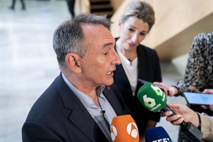 Archivo - El dirigente de IU  y secretario general del PCE, Enrique Santiago, ofrece declaraciones a los medios de comunicaciónl, en el Círculo de Bellas Artes, a 28 de abril de 2022, en Madrid (España). 