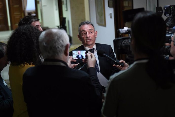 El dirigente de IU y secretario general del PCE, Enrique Santiago,  atiende a medios tras la Comisión de Interior, en el Congreso de los Diputados, a 27 de marzo de 2023, en Madrid (España). 