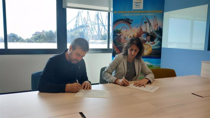 Momento de la firma del acuerdo entre PortAventura World y MNC