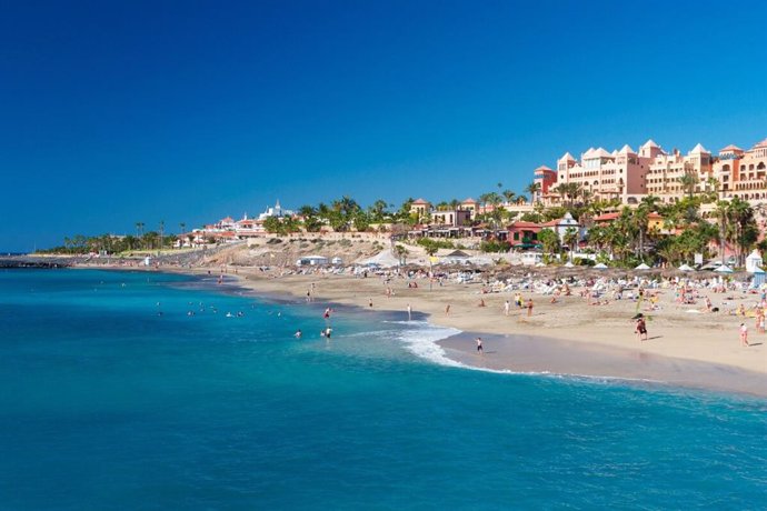 Archivo - Playa de El Duque, en Adeje.