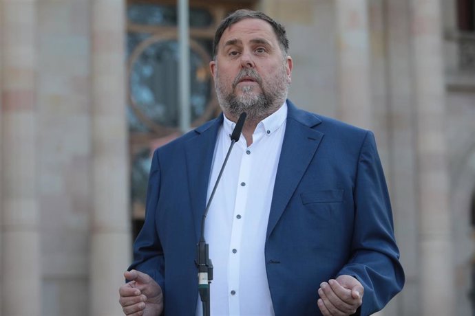 El presidente de ERC, Oriol Junqueras, ofrece declaraciones a los medios a su llegada a un juicio de la consellera de Acción Exterior y Unión Europea de la Generalitat, en el Tribunal Superior de Justicia de Catalunya (TSJC), a 29 de marzo de 2023, en B