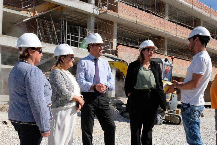 El delegado de Desarrollo Educativo en Málaga, Miguel Briones, acompañado por la concejala de Marbella, Carmen Díaz y la jefa del servicio de Planificación Educativa de la Delegación, Eva Sánchez, han visitado las obras.