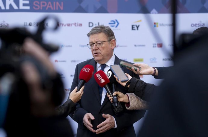 El presidente de la Generalitat valenciana, Ximo Puig, atiende a medios durante la tercera jornada de la tercera edición del foro 'Wake Up, Spain!', en Casa de América, a 29 de marzo de 2023, en Madrid (España). 