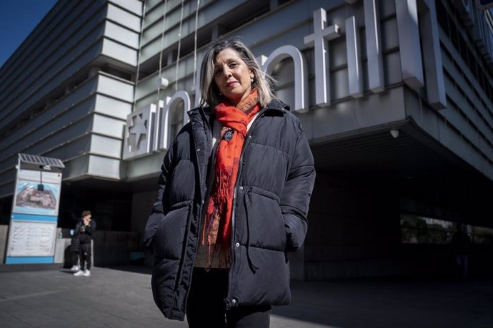 La presidenta de la Federación Nacional de Enfermos y Trasplantados Hepáticos, Eva Pérez Bech, posa durante una entrevista para Europa Press en la calle Doctor Castelo, a 3 de marzo de 2023, en Madrid (España). 