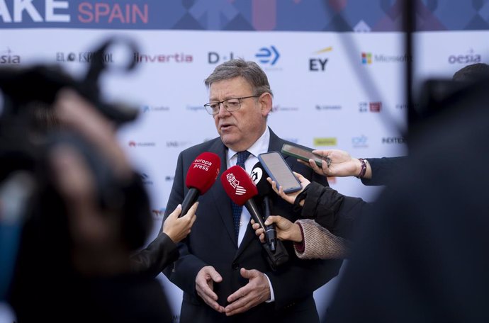 El president de la Generalitat valenciana, Ximo Puig, atén a mitjans durant la tercera jornada de la tercera edició del frum 'Wake Up, Spain!', a casa de Amrica, a 29 de mar de 2023, a Madrid (Espanya). 