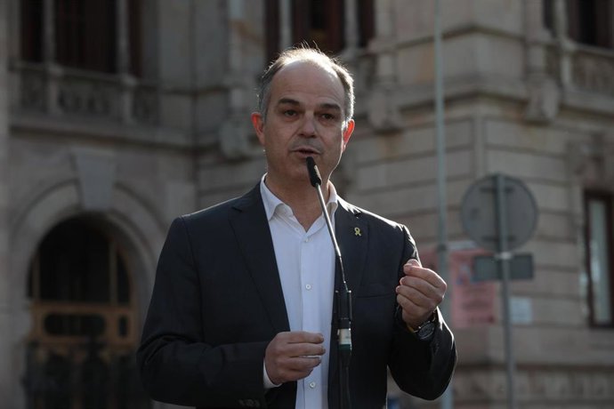 El secretario general de Junts, Jordi Turull, ofrece declaraciones a los medios a su llegada a un juicio de la consellera de Acción Exterior y Unión Europea de la Generalitat, en el Tribunal Superior de Justicia de Catalunya (TSJC), a 29 de marzo de 202