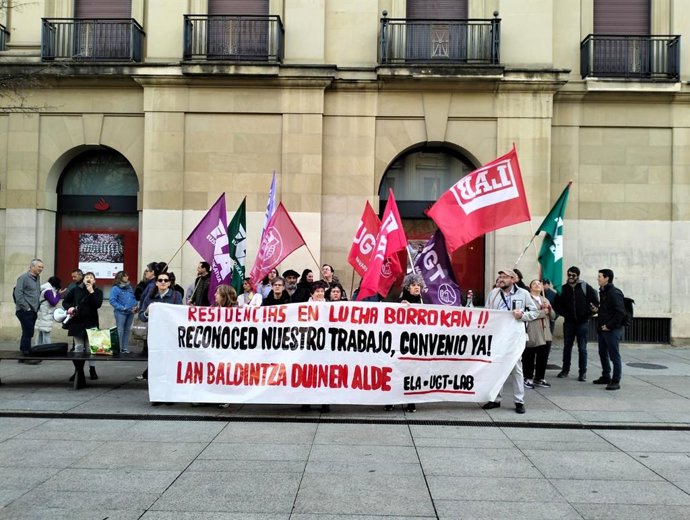 Concentración convocada por ELA, UGT y LAB en el sector de las residencias en Navarra.
