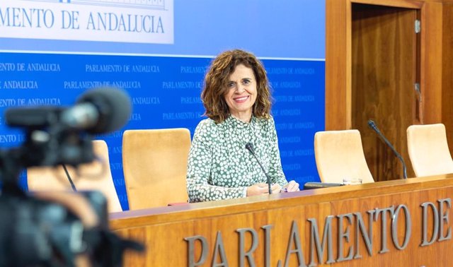 La portavoz adjunta de Por Andalucía, Esperanza Gómez, en rueda de prensa en el Parlamento.